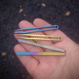 Titanium double prong golf pitch mark repair divot tool - Custom laser engraved personalisation. Groove cleaner. Golfer gift key ring.