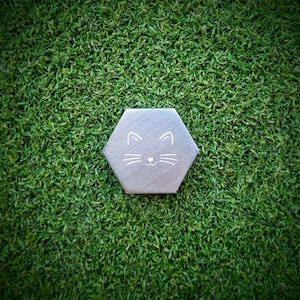 Marqueur de balle de golf personnalisé - Gros hexagone magnétique en acier doux, texte ou logo gravé au laser. Pièce de décision, jeton de jeu, anniversaire de mariage.