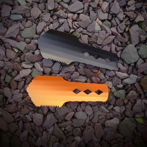 Peut inclure: Deux multi-outils en métal, l'un noir et gris, l'autre orange et jaune, reposent sur un lit de pierres grises et violettes. Les deux outils ont une forme de clé avec un bord dentelé et des découpes en forme de losange.