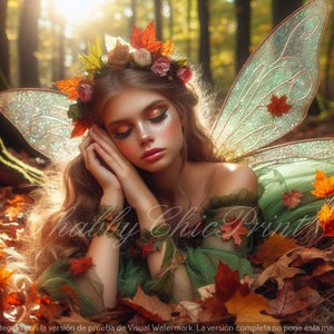 Puede incluir: Una joven con cabello largo y castaño que lleva un vestido verde y alas de hada con una corona floral. Está tumbada sobre un lecho de hojas de otoño en un entorno de bosque.
