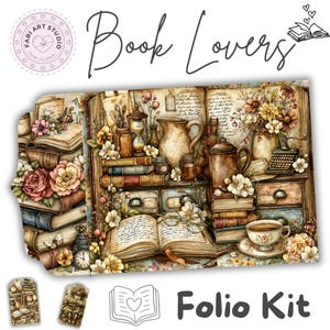 Op de afbeelding: Een decoratieve folio-kit met een illustratie in vintage-stijl van open boeken, bloemstukken, een theepot, een theekopje, een zandloper en lades. De tekst luidt "Fabi Art Studio Junk Journal", "Book Lovers" en "Folio Kit".