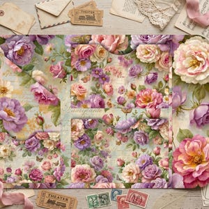 Puede incluir: Una carpeta de papel con estampado floral que presenta un diseño vibrante de rosas rosas, moradas y color crema con hojas verdes. La carpeta tiene dos bolsillos interiores con cortes curvos, mostrando un estampado botánico continuo.