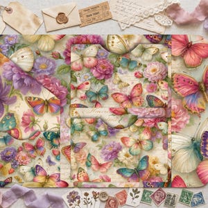 Puede incluir: Una carpeta de papel de tres pliegues con un vibrante patrón de flores y mariposas en tonos rosa, morado, azul y amarillo. El diseño incluye varias especies de mariposas y flores sobre un fondo de texto manuscrito antiguo.
