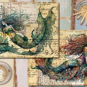 Pu&ograve; includere: Tre stampe d'arte digitale che raffigurano sirene con capelli lunghi e fluenti e code. Le sirene sono raffigurate in uno stile vintage con uno sfondo di carta vecchia e testo. Le sirene sono verdi, blu e rosse.