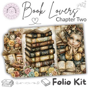 Peut inclure: Un kit de folio décoratif présentant une pile de livres anciens, une illustration fantaisiste d'une personne aux grands yeux posant son menton sur ses mains, des fleurs, une horloge, une tasse et un chat, avec le texte Book Lovers Chapter Two.