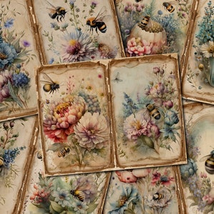 Può includere: Carte in stile vintage con disegni floreali e api. Le carte hanno un aspetto usurato e invecchiato e presentano vari fiori, tra cui fiori blu, rosa e bianchi. Le api sono raffigurate mentre volano intorno ai fiori, aggiungendo un tocco di fantasia al design.