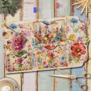 Może przedstawiać: Trójskładany papierowy organizer z kwiatowym wzorem w stylu vintage i motywami motyli na kremowym tle z kursywnym tekstem. Organizer posiada liczne wewnętrzne kieszenie i przegródki, ozdobione kolorowymi ilustracjami piwonii, kosmosów i różnych polnych kwiatów.