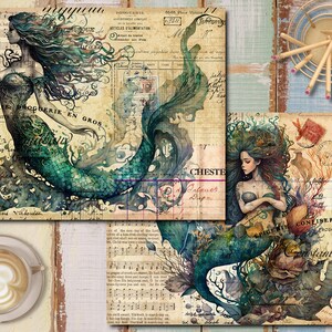 Pu&ograve; includere: Un collage digitale con tre immagini di sirene con code verdi e lunghi capelli fluenti. Le immagini sono su uno sfondo di carta vintage con testo e note musicali. Le sirene sono circondate da fiori, conchiglie e altre immagini a tema oceanico.