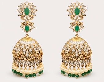 Orecchini Jhumka placcati in oro con diamante CZ e pietra preziosa verde