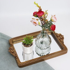 Bandeja dorada vintage con base de espejo de cristal/portatarjetas para invitados en ocasiones y eventos o como organizador decorativo para el hogar y el tocador.