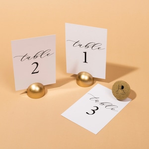 Conjunto de 10 placas de cartão de número de mesa de casamento minimalistas rústicas impressas em branco com base dourada