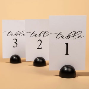 Juego de 10 letreros de tarjeta de número de mesa de boda blancos impresos rústicos minimalistas con base negra