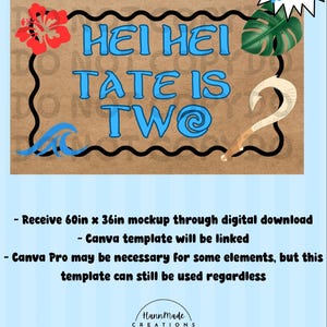 Pu&ograve; includere: Un design scaricabile digitalmente con il testo "HEI HEI TATE IS TWO" in blu su sfondo marrone. Il design include un fiore di ibisco rosso, una foglia verde, un'onda e un amo. Una grafica "Download digitale" &egrave; in alto a destra.