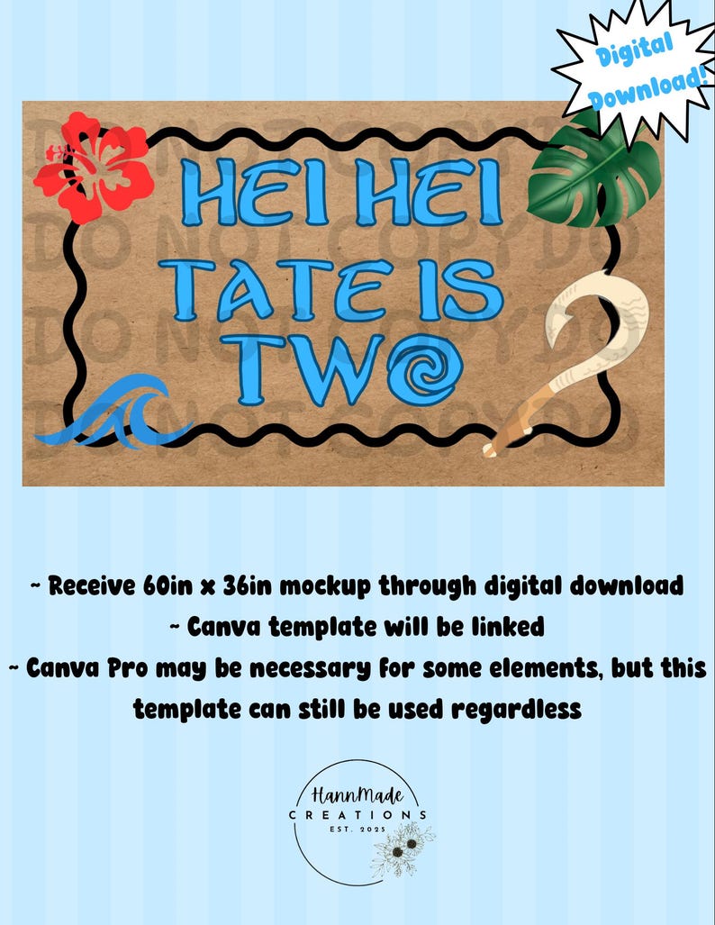 Pu&ograve; includere: Un design scaricabile digitalmente con il testo "HEI HEI TATE IS TWO" in blu su sfondo marrone. Il design include un fiore di ibisco rosso, una foglia verde, un'onda e un amo. Una grafica "Download digitale" &egrave; in alto a destra.