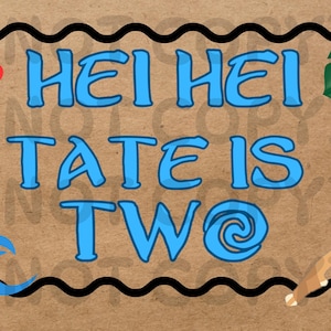Pu&ograve; includere: Sfondo marrone con il testo blu "HEI HEI TATE IS TWO". Il design include un fiore di ibisco rosso, una foglia verde, un'onda stilizzata e un amo.
