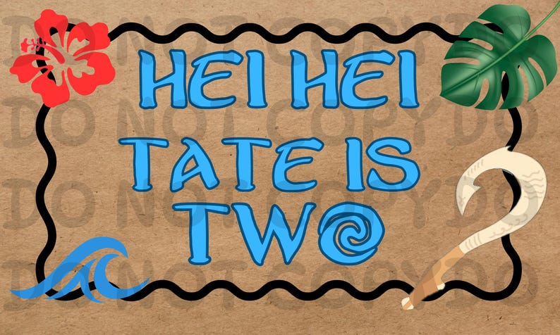 Pu&ograve; includere: Sfondo marrone con il testo blu "HEI HEI TATE IS TWO". Il design include un fiore di ibisco rosso, una foglia verde, un'onda stilizzata e un amo.