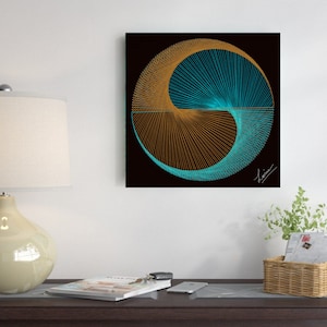 Pode incluir: Obra de arte abstrata com um design geométrico. A imagem apresenta um padrão circular dividido horizontalmente, com a metade superior em dourado e a inferior em turquesa, sobre um fundo preto. Uma assinatura é visível no canto inferior direito.