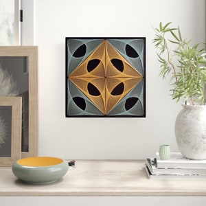 Può includere: Un'opera d'arte murale quadrata con un design geometrico realizzato con lo spago. Il design è una combinazione di spago blu e oro, creando uno schema di cerchi e linee sovrapposti su uno sfondo nero.