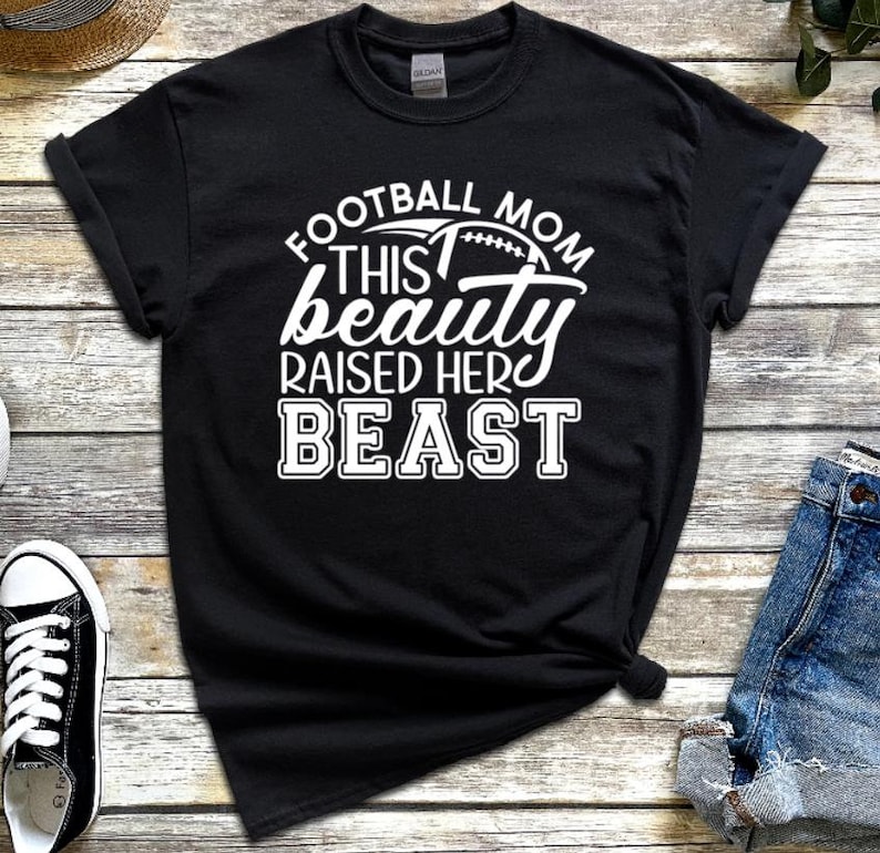 Football Mom T-Shirt: Beauty Raised Her Beast, Game Day Tee bild 1