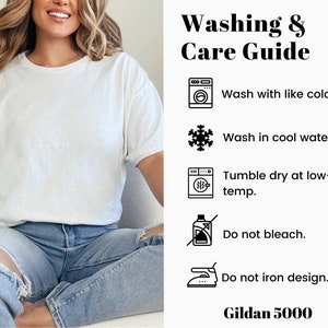 Może przedstawiać: Instrukcje prania i pielęgnacji koszulki Gildan 5000. Prać z podobnymi kolorami, w zimnej wodzie, suszyć w suszarce bębnowej w niskiej temperaturze, nie wybielać ani prasować wzoru.