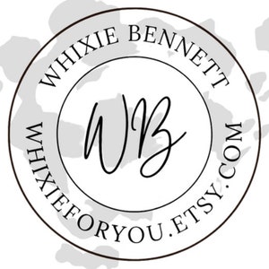 Może przedstawiać: Czarno-białe logo z tekstem "WHIXIE BENNETT WHIXIEFORYOU.ETSY.COM" otaczającym inicjały "WB" w k&oacute;łku.