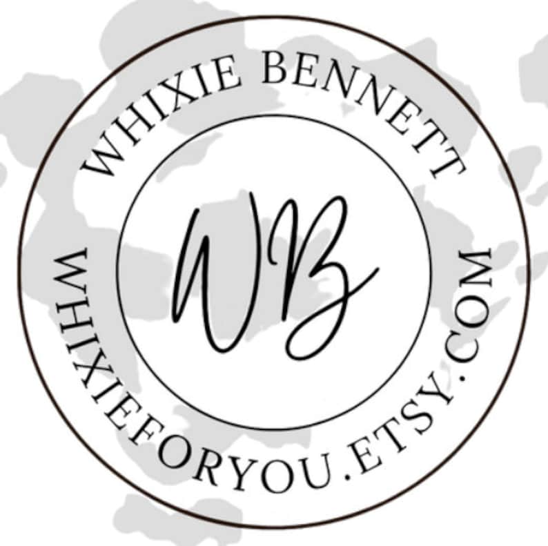 Może przedstawiać: Czarno-białe logo z tekstem "WHIXIE BENNETT WHIXIEFORYOU.ETSY.COM" otaczającym inicjały "WB" w k&oacute;łku.