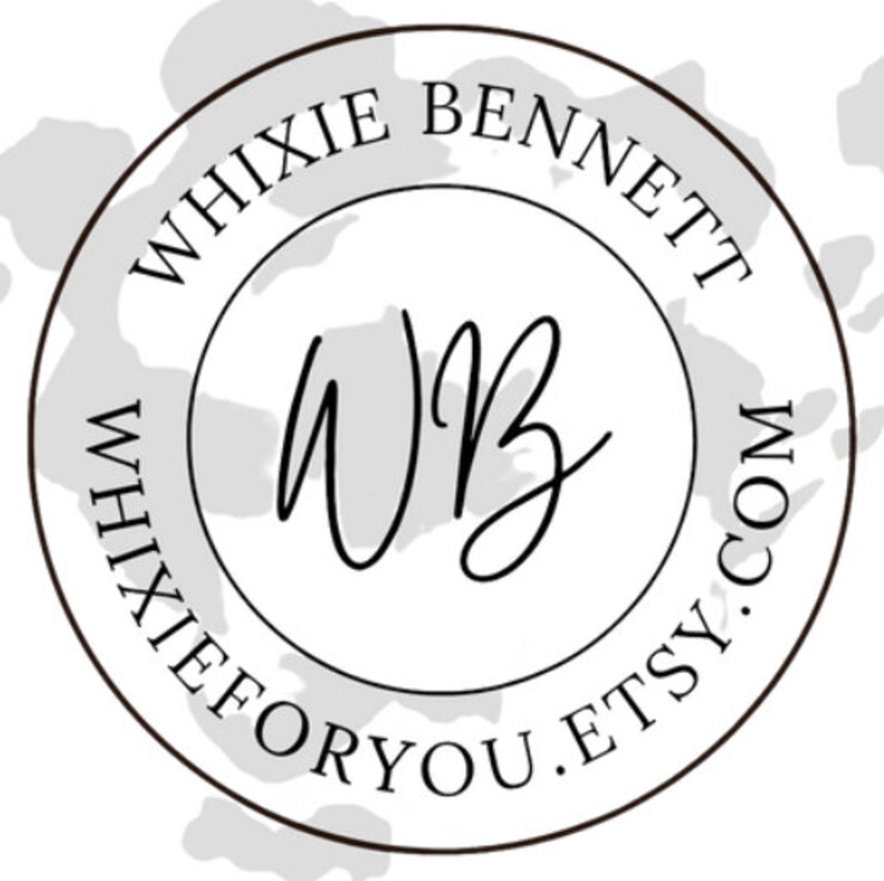 以下が含まれることがあります： 「WHIXIE BENNETT WHIXIEFORYOU.ETSY.COM」というテキストが円形に配置され、その中に「WB」のイニシャルが書かれた白黒のロゴです。