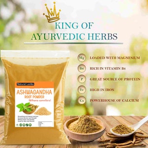 K&ouml;nnte beinhalten: Ein Beutel mit gelbbraunem Ashwagandha-Wurzelpulver mit einem Etikett, auf dem "Natural Lanka Ashwagandha Root Powder Withania somnifera" steht. Das Etikett besagt auch, dass es eine Fundgrube an Kalzium und Eisen ist, die Muskeln und Kraft steigert, Stress und Angst lindert und sowohl f&uuml;r M&auml;nner als auch f&uuml;r Frauen gut ist. Der Beutel liegt auf einer Holzoberfl&auml;che mit einer Sch&uuml;ssel mit dem Pulver und einem L&ouml;ffel. Das Bild enth&auml;lt auch Text, der "King of Ayurvedic Herbs" lautet und die Vorteile von Ashwagandha auflistet, darunter reich an Magnesium, reich an Vitamin B6, eine gro&szlig;artige Proteinquelle, reich an Eisen und eine Fundgrube an Kalzium.