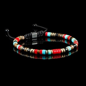 Op de afbeelding: Een veelkleurige kralen armband met rode, blauwe, bruine en zwarte kralen. De armband heeft een zilveren sluiting met het nummer "925" erop gegraveerd.