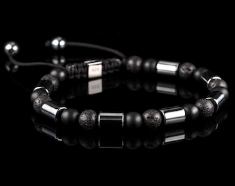 Könnte beinhalten: Ein schwarzes Perlenarmband mit silbernen Perlen und einem silbernen Verschluss. Das Armband besteht aus Lava-, Onyx- und Hämatitperlen.