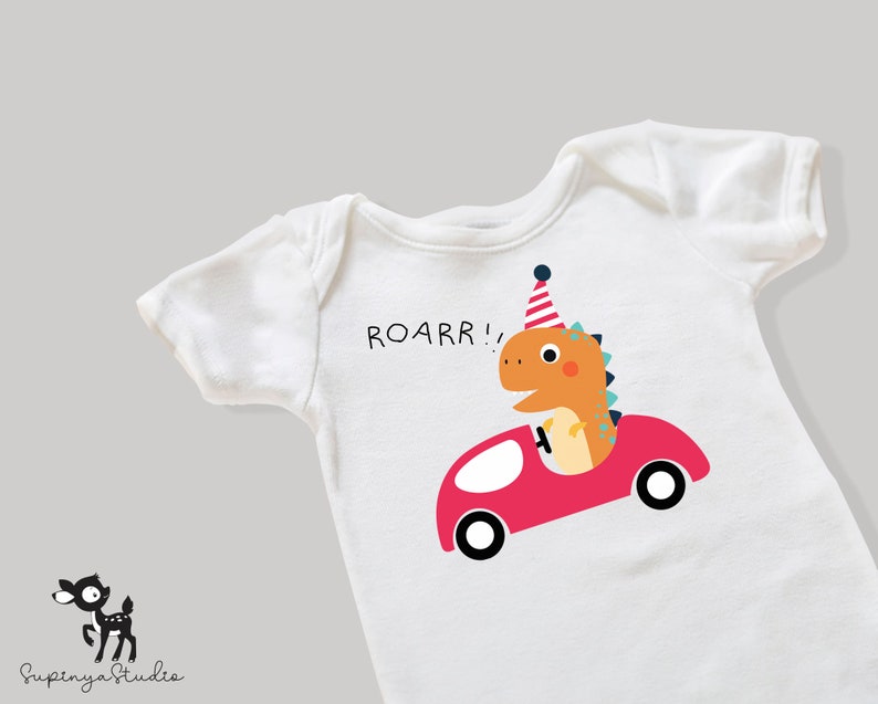 K&ouml;nnte beinhalten: Ein wei&szlig;er Baby-Strampler mit einem roten Auto und einem Dinosaurier, der einen Partyhut tr&auml;gt. Der Dinosaurier f&auml;hrt das Auto und der Text "ROARR!" ist auf dem Strampler aufgedruckt.