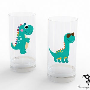 K&ouml;nnte beinhalten: Zwei klare Glasbecher mit Dinosaurier-Motiven. Ein Dinosaurier ist gr&uuml;n mit bunten Stacheln und der andere ist gr&uuml;n mit Sonnenbrille.