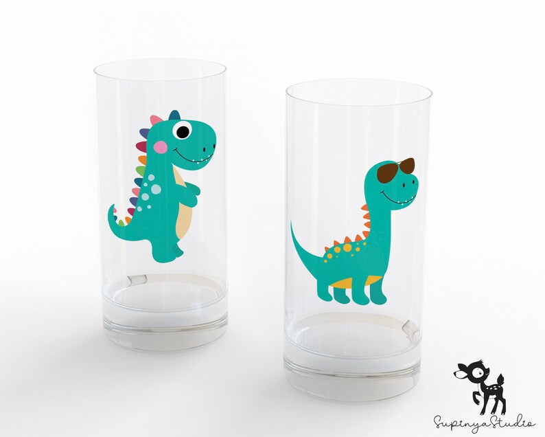 K&ouml;nnte beinhalten: Zwei klare Glasbecher mit Dinosaurier-Motiven. Ein Dinosaurier ist gr&uuml;n mit bunten Stacheln und der andere ist gr&uuml;n mit Sonnenbrille.