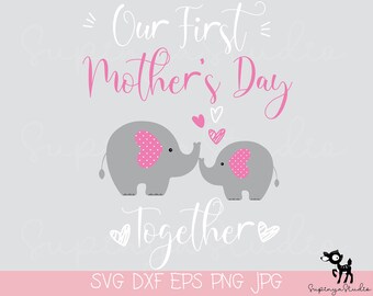 Può includere: Grafica "Il nostro primo giorno della mamma insieme" con due elefanti grigi con cuori rosa a pois e cuori rosa sopra di loro. Il testo è in corsivo bianco.