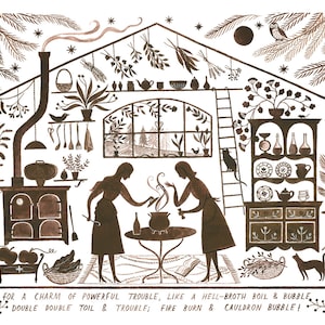 Op de afbeelding: Sepia-kleurige illustratie van een heksenkeuken met twee figuren bij een ketel. De afbeelding bevat een fornuis, planken met flessen, planten en de tekst "FOR A CHARM OF POWERFUL TROUBLE..." onderaan.