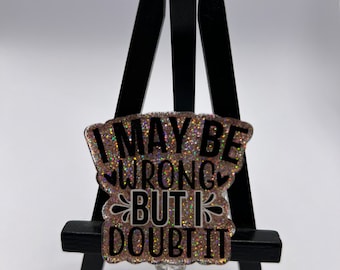 Pode incluir: Um porta-crachá de glitter rosa com o texto "I may be wrong but I doubt it" em letras pretas. O porta-crachá está preso a um carretel retrátil de crachá prateado.