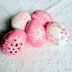 Set 5 Uova di Pasqua rosa e bianche con Madeira