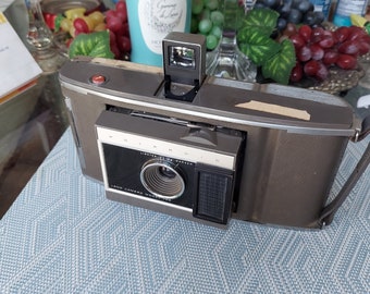 Vintage 1963 Polaroid J66 Land Camera .
