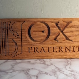 Letrero con el logotipo de letras griegas con licencia oficial de Theta Chi