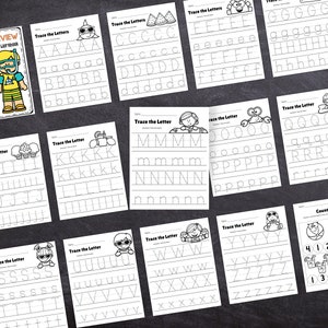 K&ouml;nnte beinhalten: Ein Satz von 12 druckbaren Arbeitsbl&auml;ttern zum &Uuml;ben des Schreibens von Buchstaben. Jedes Arbeitsblatt zeigt eine sommerliche Illustration und Linien zum Nachzeichnen von Gro&szlig;- und Kleinbuchstaben. Die Arbeitsbl&auml;tter sind f&uuml;r Kinder im Vorschul- und Kindergartenalter konzipiert.