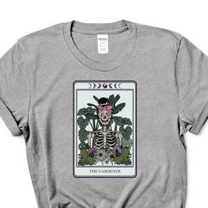 Camisa de cartas de tarô do jardineiro, camiseta de bruxa de planta, camiseta de bruxa celestial, camisa de jardinagem, presente para jardineiro, amante de plantas, pai de planta Halloween