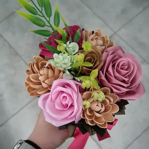Mini bouquet di rose satinate in cestino di carta e vimini verde - Fiori eterni fatti a mano con decorazioni in guscio di pistacchio - Decorazione da tavola rosa, fucsia e oro