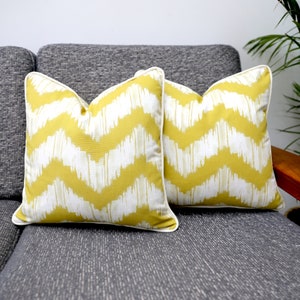 Senfgelber Chevron Streifen Kissenbezug mit Paspel aus 100% Baumwolle von Ashley Wilde. Senf / Gelb / Ocker Dekokissen.