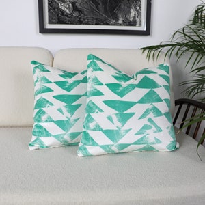 Capas de almofada de veludo estampadas com triângulos geométricos/abstratos, branco e verde esmeralda, em veludo luxuoso &#39;Attis&#39; da Villa Nova
