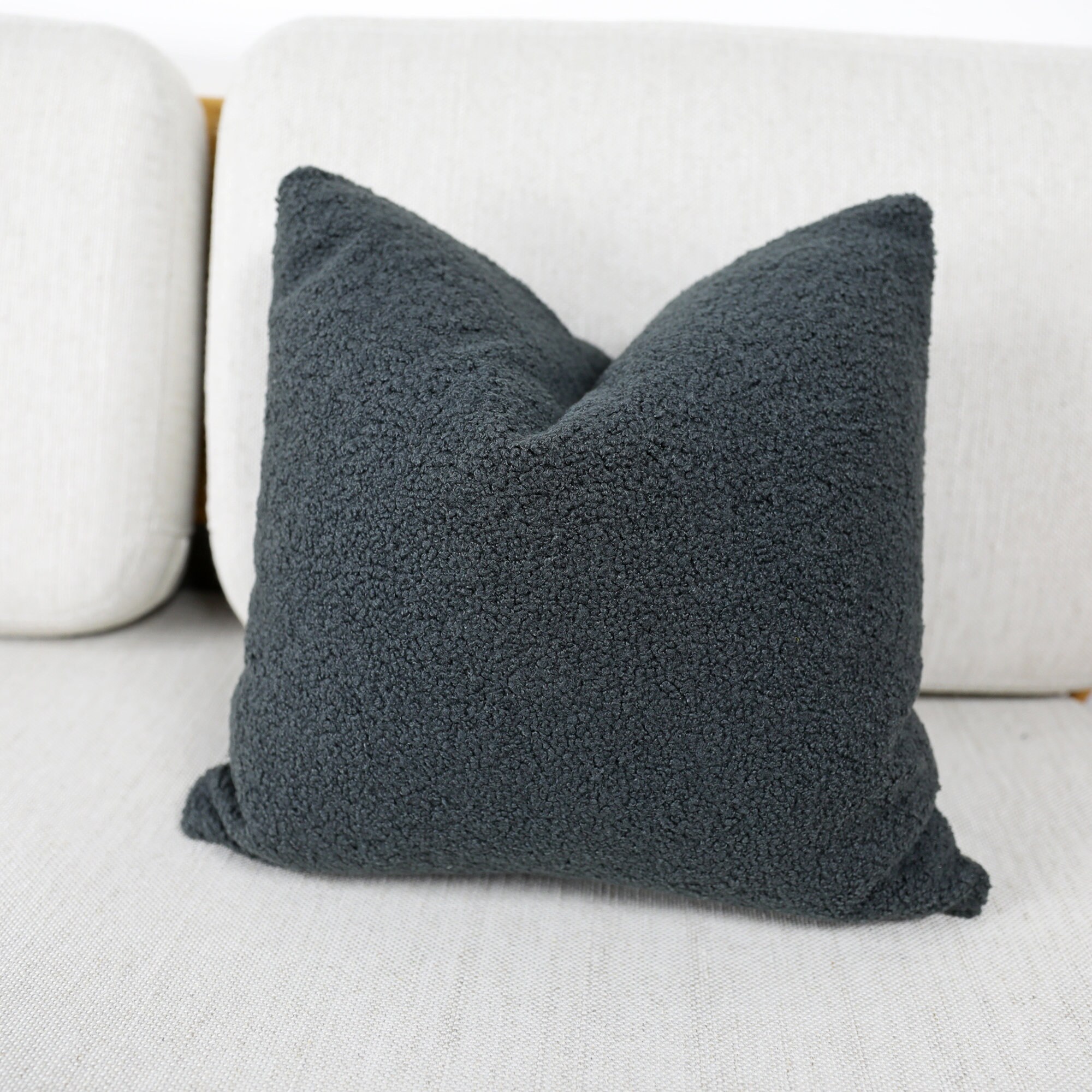 高級ダークグレーのブークレクッションカバー、質感のあるフェイク