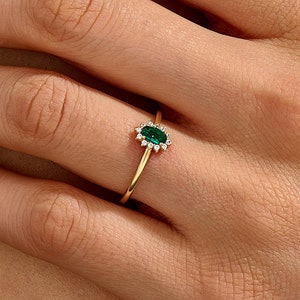 14k Solid Gold Emerald Promise Ring, Dainty Green Solitaire Flower Halo Ring for Women, Minimalist May Birthstone Jewelry Gift for Her