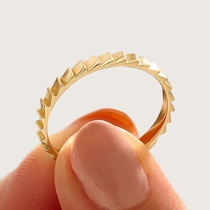 14k Solid Gold Wedding Band, Square Patterned Minimalist Ring