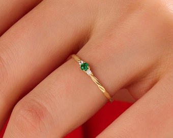 14k Gold Emerald Ring Solid Gold Minimal Solitaire Ring for Women Twisted Band Ring Dainty Promise Ring Tiny Green Stone Ring Stackable Ring