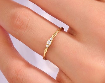 Anillo de solitario retorcido mínimo de diamantes de oro de 14k, anillo de compromiso delicado para mujeres, anillo de promesa de diamantes diminutos, anillo nupcial pequeño de oro macizo