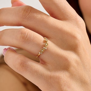 Curved Wedding Band, 14k Daisy Ring for Women, Solid Gold Floral Band, Dainty Gold Ring, Delicate Flower Ring, Gift for Wife, Mom, Her